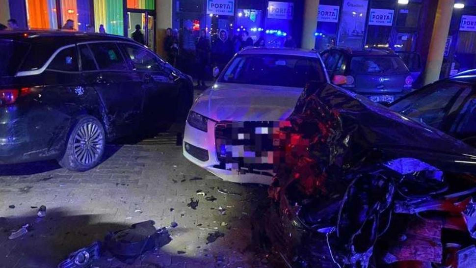 Incident ciudat în parcarea unui complex sportiv. Un șofer a avariat mai multe mașini