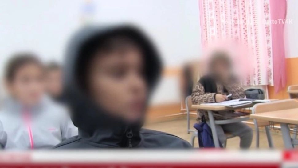 Școală lăsată fără încălzire, copiii învață în frig. Caloriferele sunt reci, iar elevii stau cu gluga în cap