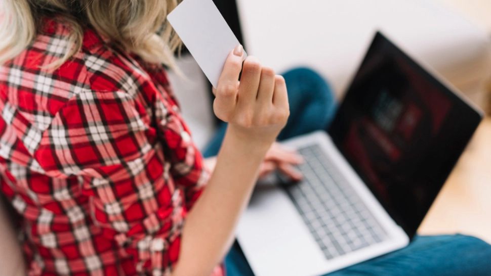 O nouă metodă de înșelătorie face ravagii în România. Oamenii pot rămâne fără bani în conturi, bazându-se pe încrederea în expeditorul mesajului pe WhatsApp