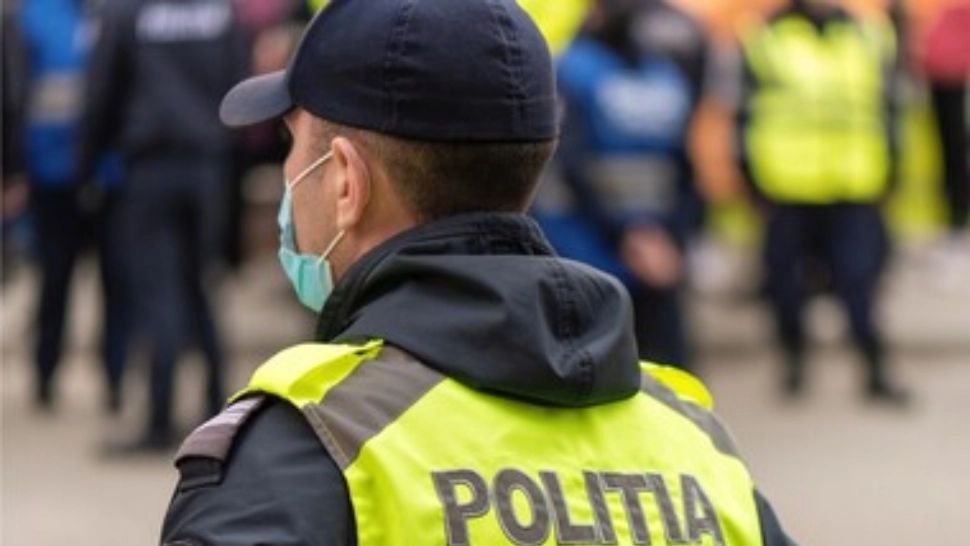  Un bărbat a indus în eroare Poliția și Justiția cu plângeri penale false și documente contrafăcute. 40 de laptopuri, descoperite la percheziții