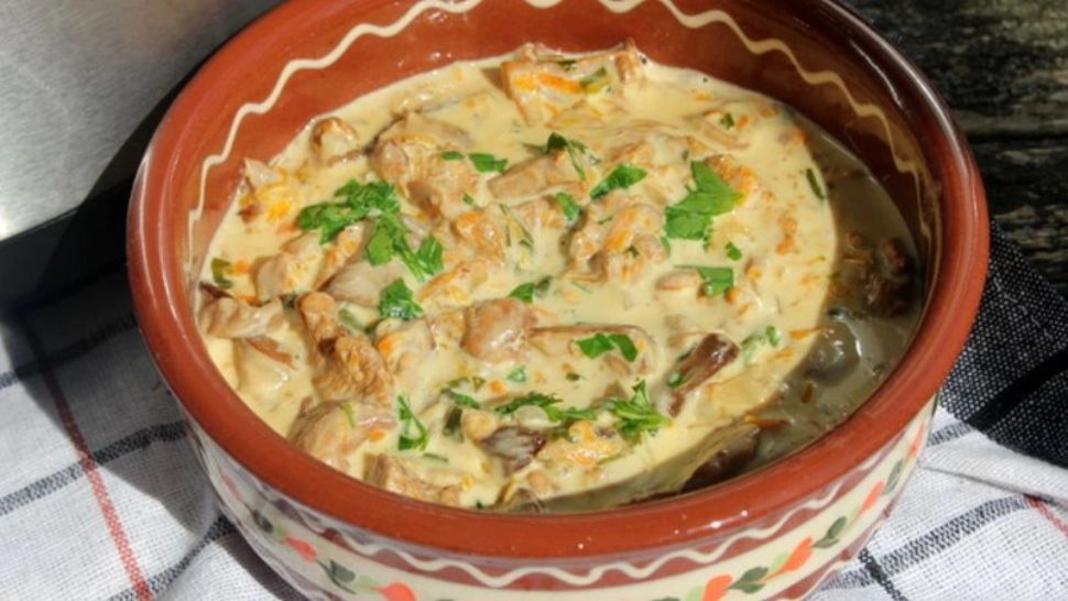 Tocăniță de gălbiori cu smântână. Rețeta care te va apropia de rădăcinile României