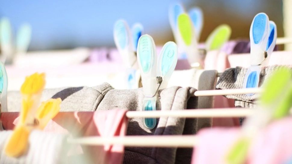 Cum usuci hainele iarna. Trucul rapid și eficient penntru care nu ai nevoie de uscător de rufe 