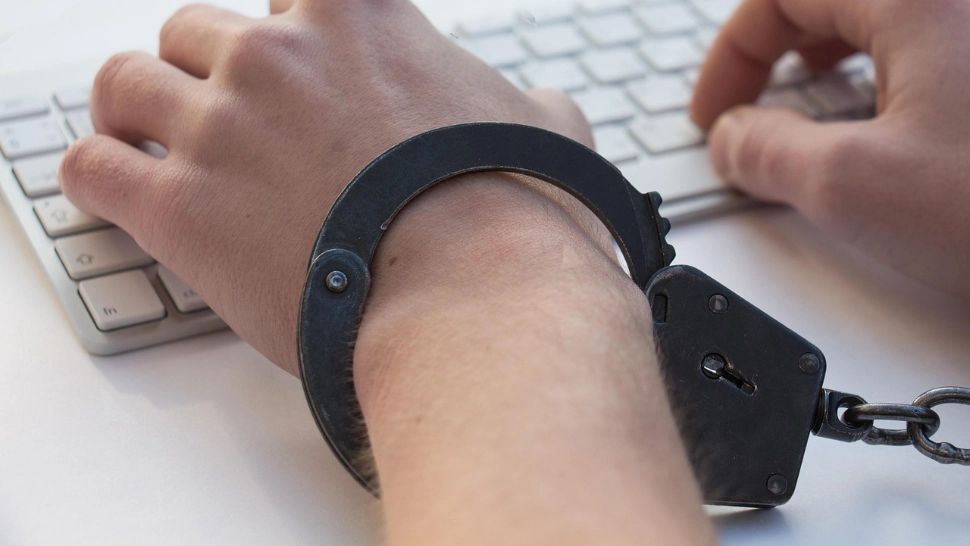 Primarul unei comune din Cluj, reținut pentru delapidare. Procurorii îl acuză că și-a însușit bunuri cumpărate pentru primărie