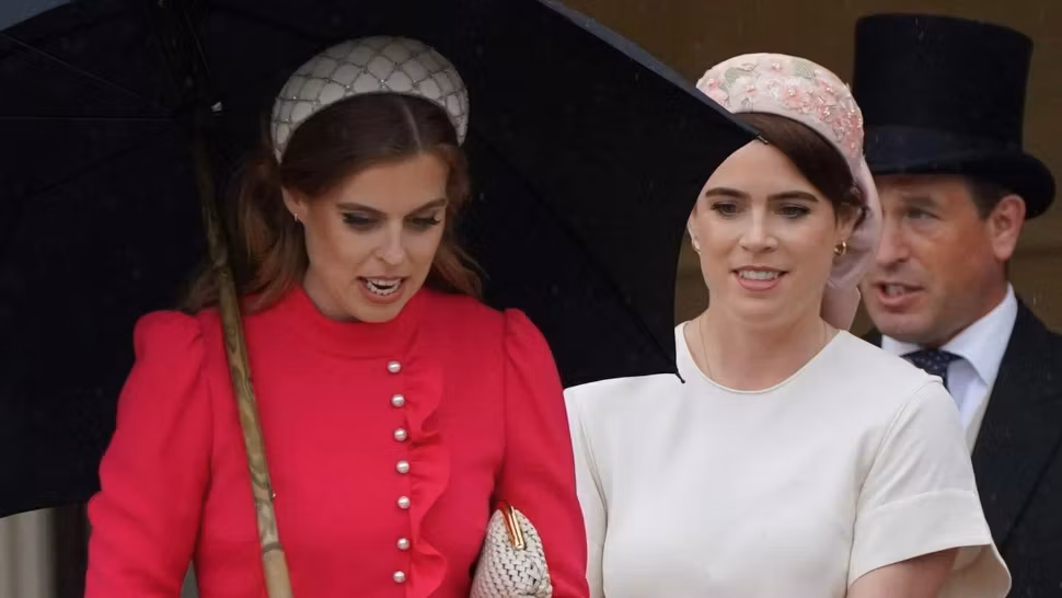 Ce se întâmplă cu prințesele Beatrice și Eugenie după ce Regele Charles i-a retras titlul nobiliar prințului Andrew