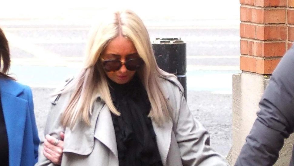 Doi părinți și-au pierdut viața într-un accident provocat de o șoferiță grăbită spre salonul de înfrumusețare. Copilul lor de 2 ani a rămas orfan