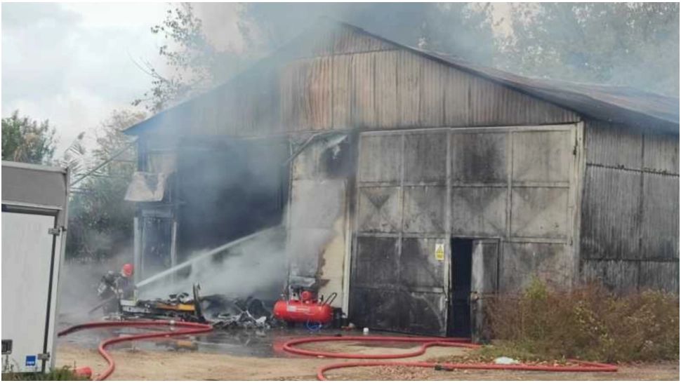 Alertă în județul Prahova. Incendiu la o hală unde sunt depozitate 50 de tone de azotat de amoniu