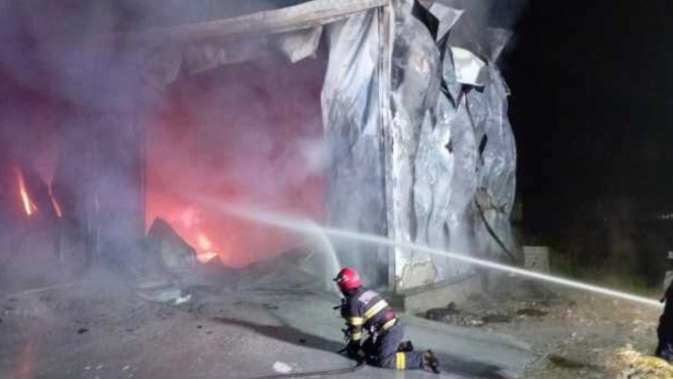 Incendiu de proporții în județul Argeș. Un service auto a fost mistuit de flăcări 