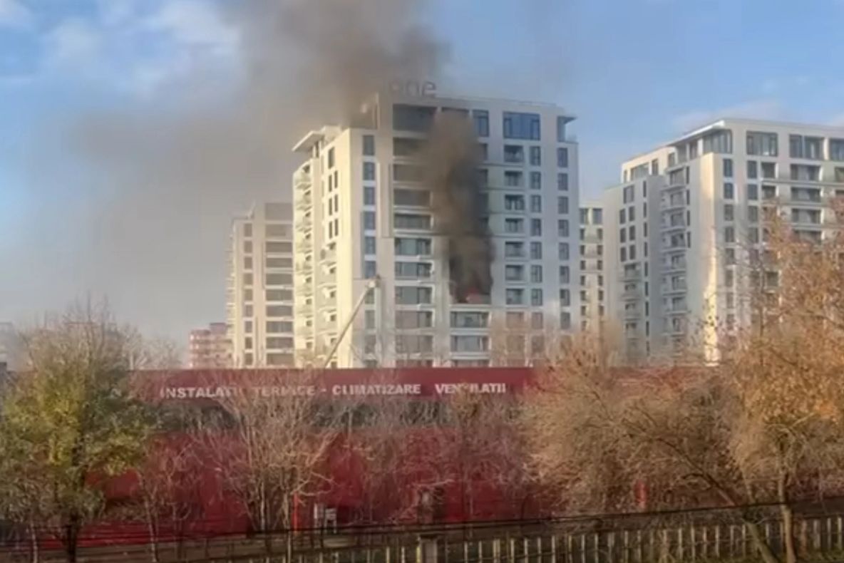 Incendiu într-un bloc de 11 etaje din Capitală. Nouă persoane au ajuns la spital, inclusiv un copil.  Un bărbat a suferit arsuri grave- VIDEO
