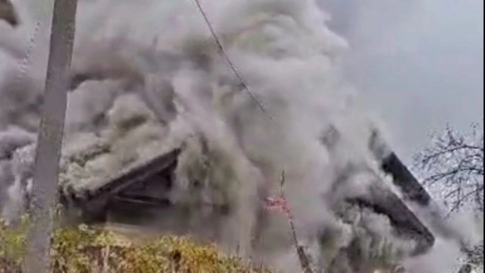 Casă mistuită de flăcări, în Olt, după ce un garaj a luat foc. Intervenție de trei ore a pompierilor 