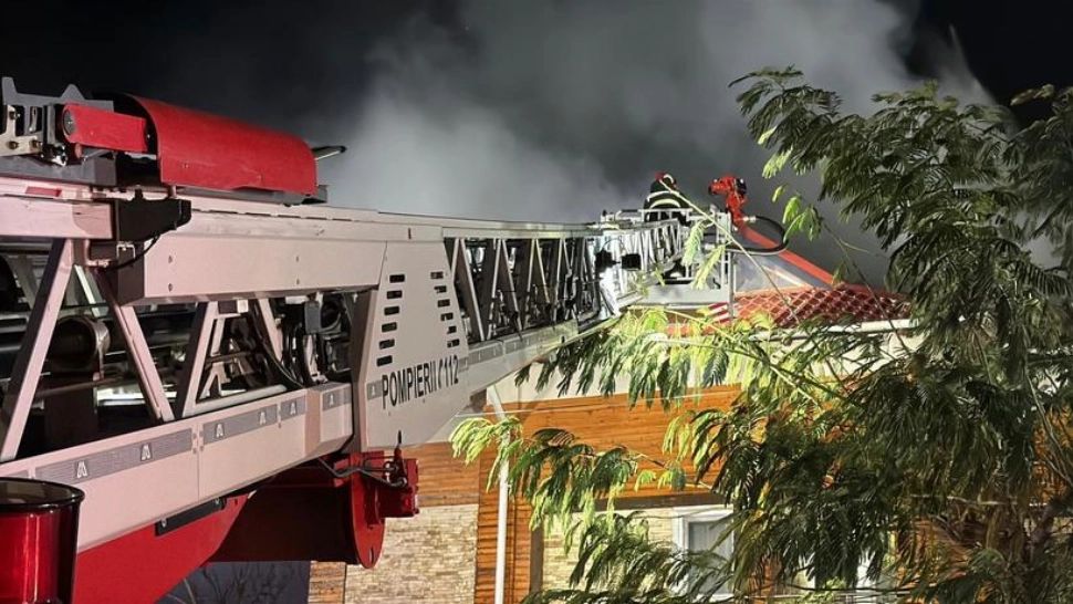 Incendiu violent la o pensiune din Tulcea. Zeci de turiști au fost evacuați