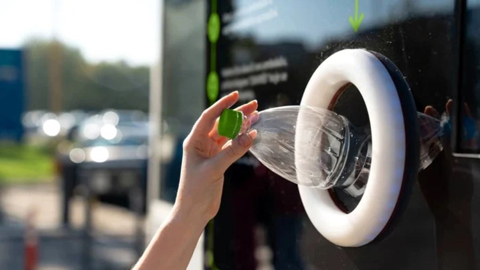 Afacerea cu PET-uri de un milion de lei: trei români din Strehaia au păcălit Sistemul de Garanție-Returnare modificând ilegal aparatele