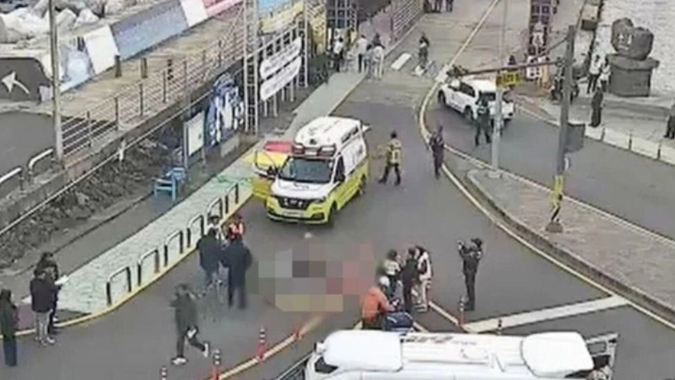 Trei oameni și-au pierdut viața după ce o camionetă a intrat în plin în pietoni la un terminal de feribot