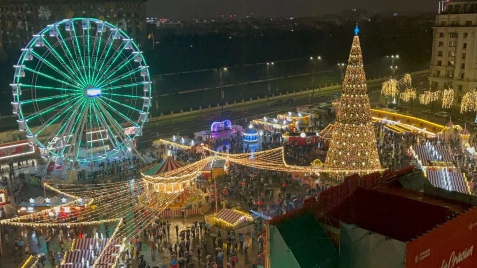 Prețuri piperate la Târgul de Crăciun din București. Cât costă un mic și o cană de vin fiert în Piața Constituției