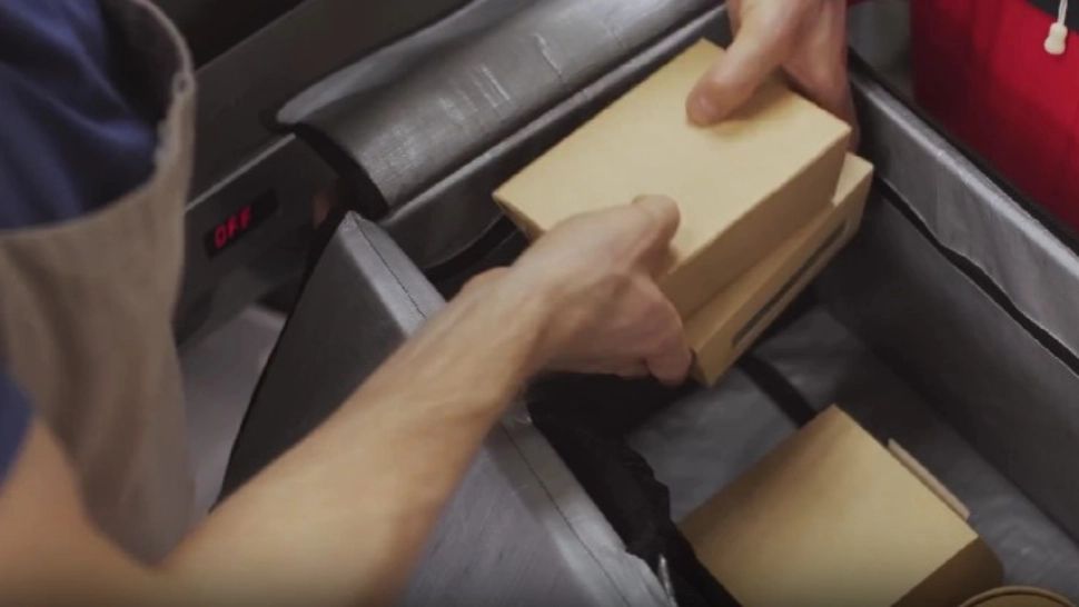 Un bărbat a păcălit compania de livrări și a mâncat gratis 2 ani