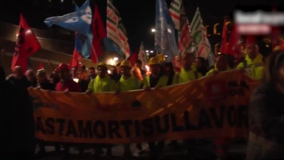 Proteste uriașe după moartea românului găsit sub dărâmături, în Italia. Mii de oameni au ieșit în stradă cu torțe