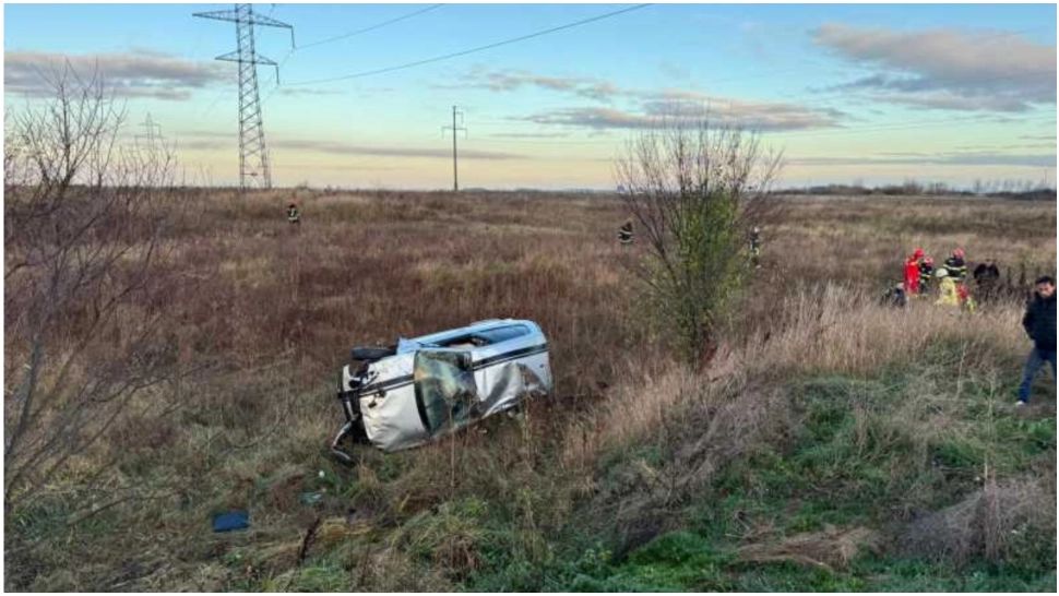 Tragedie în județul Satu Mare. O persoană a murit și alte două au fost rănite, după ce s-au răsturnat cu mașina pe un câmp 