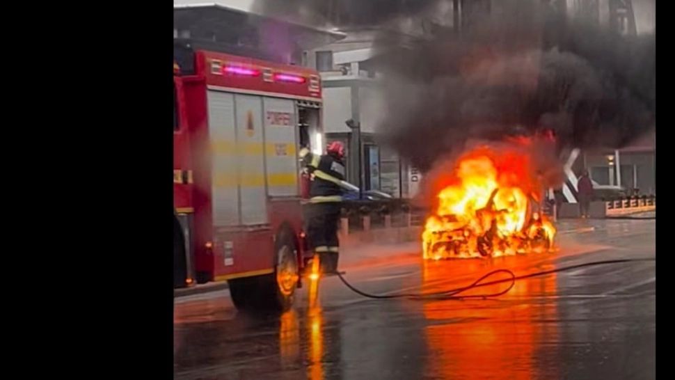 Momente de panică, în Capitală. O mașină a luat foc în trafic, pe unul dintre cele mai aglomerate șosele VIDEO