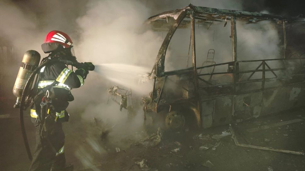 Panică pe șosea! Un microbuz în care se aflau 5 pasageri a luat foc în mers, la Ocnele Mari. Autovehiculul a ars ca o torță FOTO