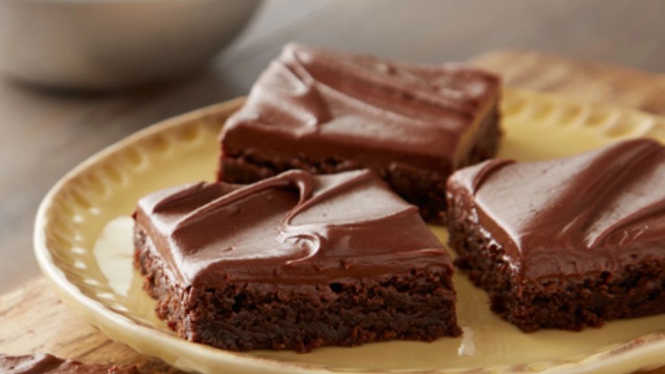 Negresă de post cu glazură de ciocolată. Un desert rapid de pregătit și foarte gustos
