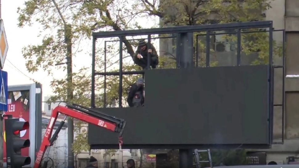 Fugarul Ghiță, legături cu firma care deține panourile publicitare. Instalație de făcut bani: românii parchează, el încasează