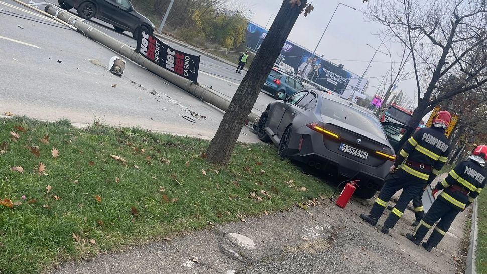 Accident pe Șoseaua Petricani, din București. O șoferiță s-a oprit cu bolidul într-un stâlp FOTO