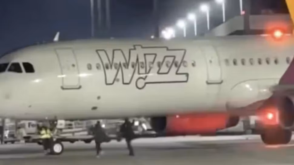 Doi pasageri români au provocat panică pe aeroportul din Köln după ce au încercat să oprească un avion care se pregătea de decolare