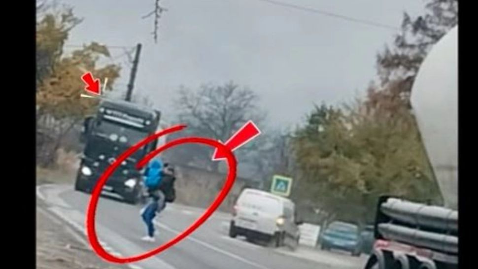 Mamă surprinsă în timp ce traversează printre TIR-uri, cu copilul în brațe. Mesajul Poliţiei: „Indiferența poate să te lovească într-o bună zi“ - VIDEO