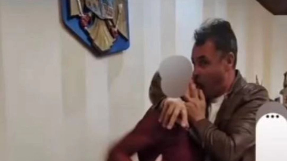 Percheziții la Primăria Livezile după apariția unor imagini controversate cu edilul comunei. Primarul Traian Simionca, reținut pentru viol și alte infracțiuni