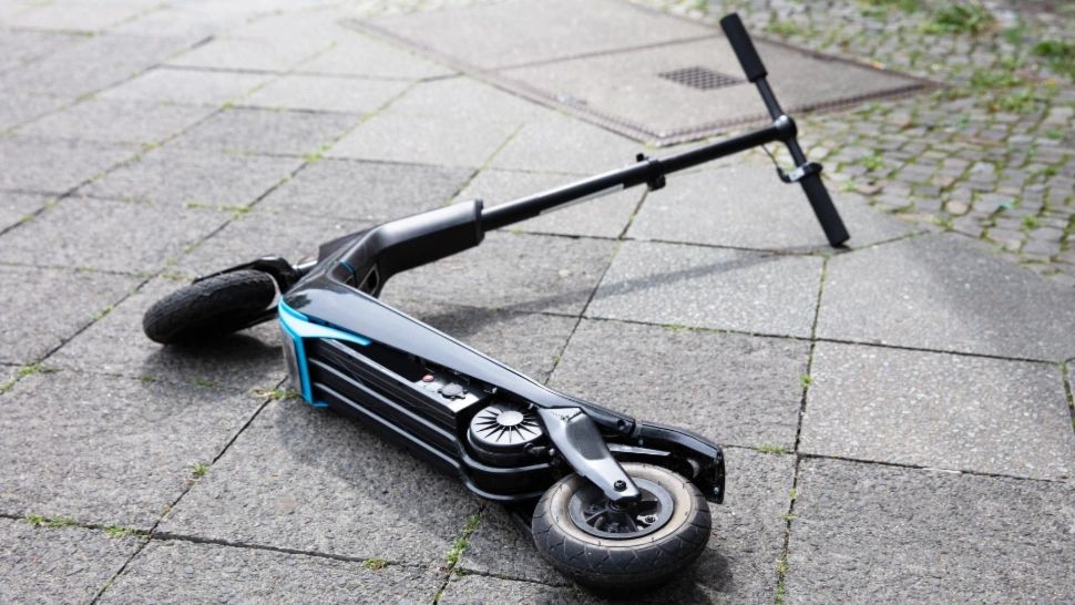 Doi adolescenţi care circulau pe o trotinetă electrică, loviţi de un buldoexcavator. Care este starea lor 