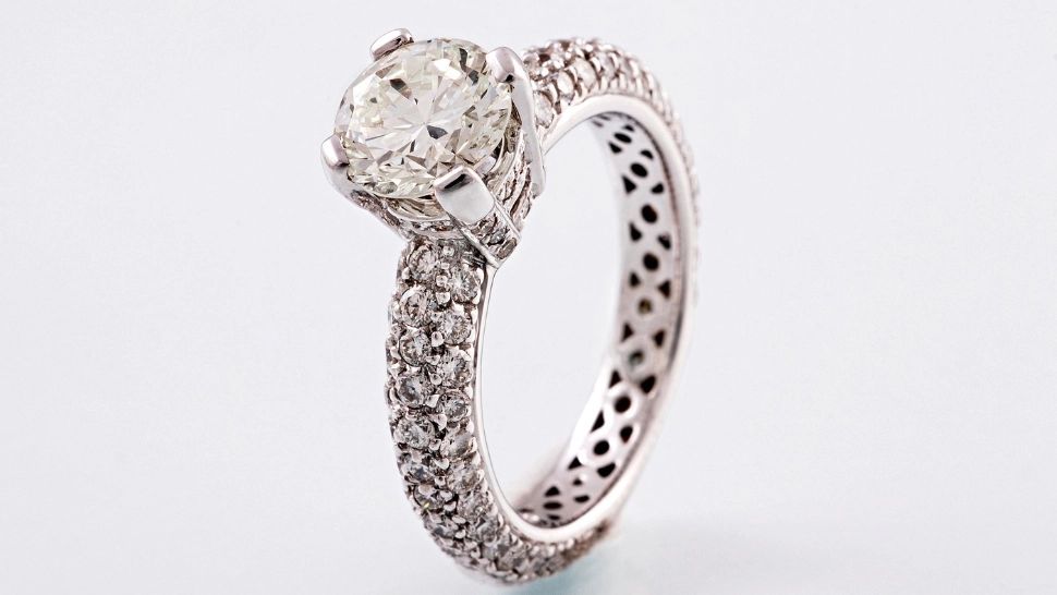 Fals client, adevărat hoț: un bărbat a atacat vânzătoarea dintr-un mall din Timișoara și a încercat să fure o brățară și un inel cu diamant