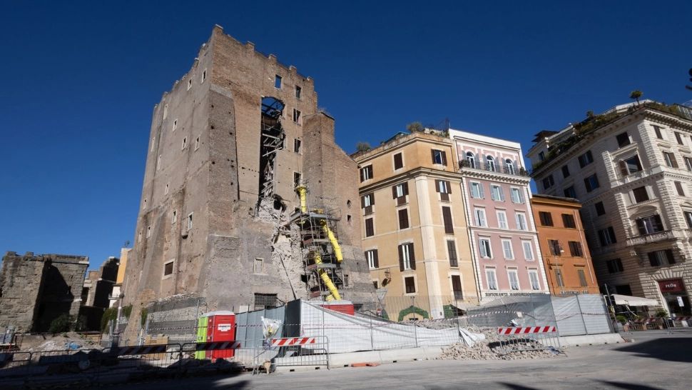 Primarul Romei declară zi de doliu după decesul muncitorului român prins în ruine după prăbușirea turnului Torre dei Conti