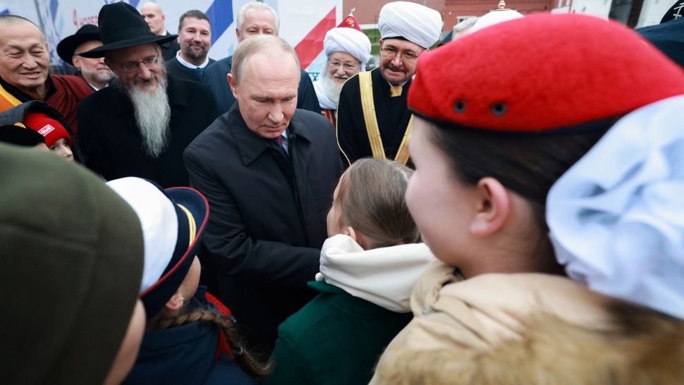 O fetiță de 11 ani îl pune în încurcătură pe Putin: „Unchiul meu rănit e trimis din nou la război” - Video