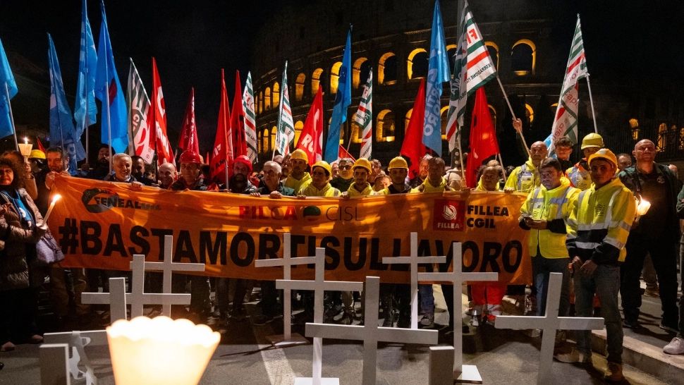 Proteste cu torțe la Roma în memoria lui Octav Stroici, muncitorul român decedat după tragedia de la Torre dei Conti