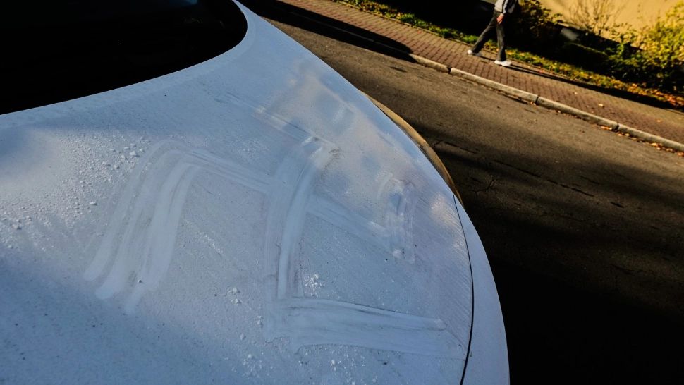 Un român din Germania a mâzgălit zeci de svastici, cu propriul sânge, pe mașini și clădiri