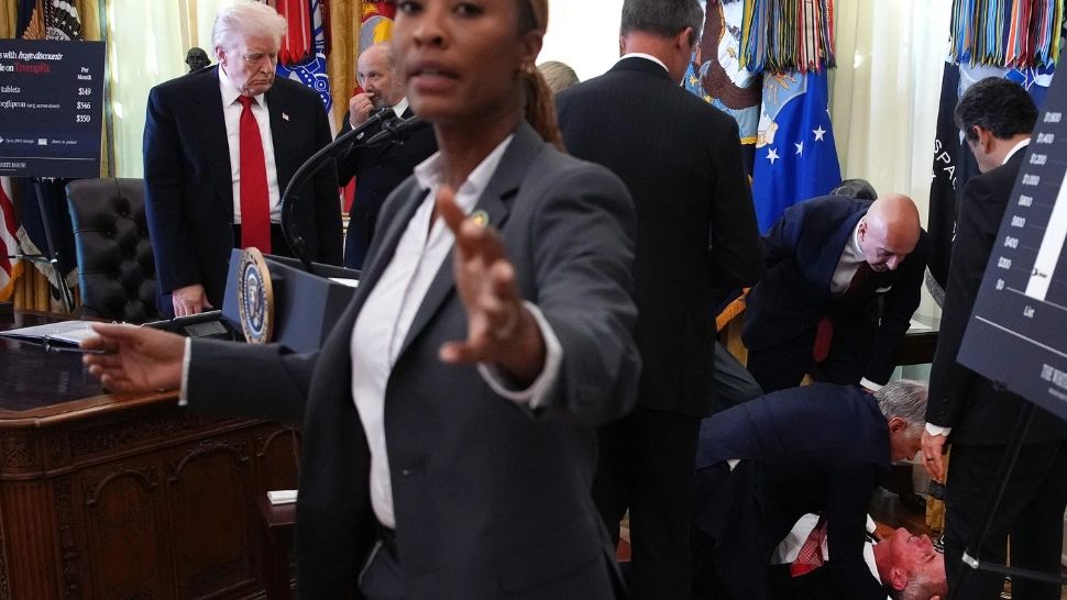 Scenă șocantă în biroul lui Donald Trump. Un oficial s-a prăbușit, chiar sub ochii președintelui – GALERIE FOTO/VIDEO