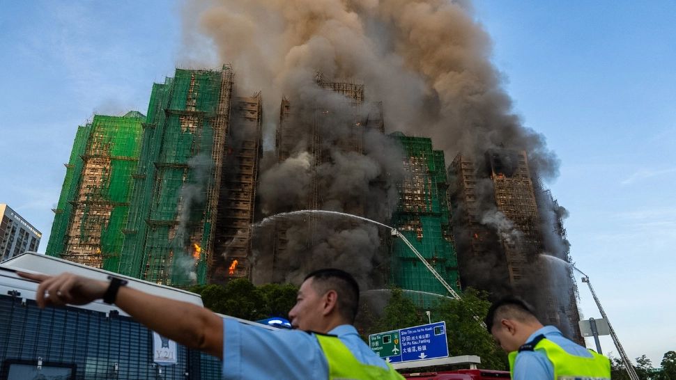 Tragedie în Hong Kong. Patru morți și opt răniți într-un incendiu devastator care a cuprins trei blocuri de 35 de etaje - FOTO/VIDEO