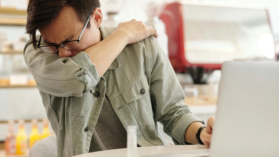 Reacții stranii ale corpului care vorbesc despre probleme de sănătate ascunse. Ce îți transmite organismul atunci când ți se zbate ochiul