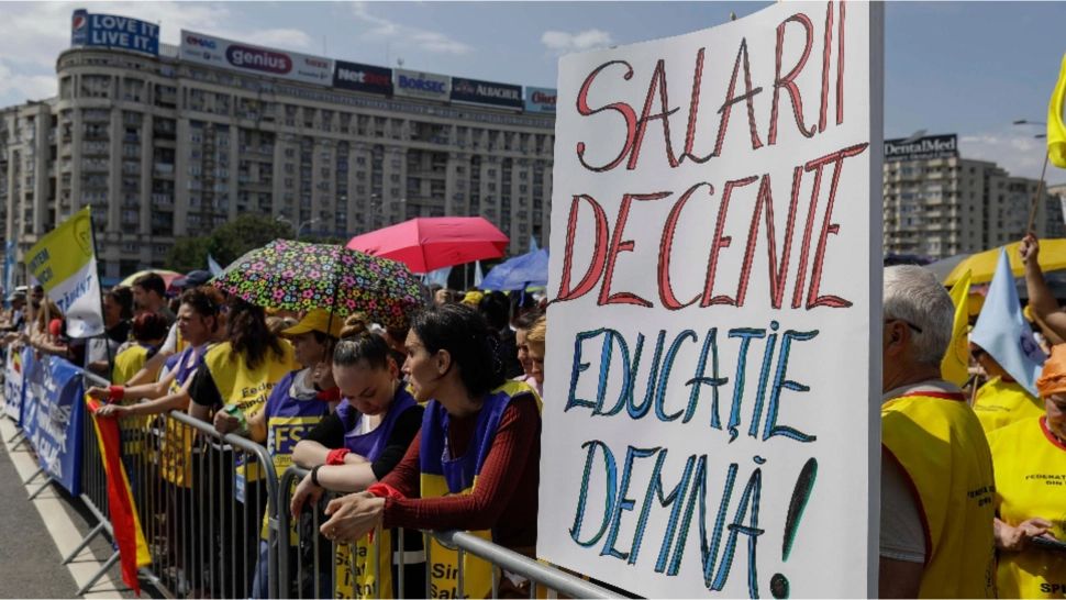 Bolojan taie din Educație și Sănătate, românii se revoltă. Sindicatele, pregătite de grevă dacă scad salariile