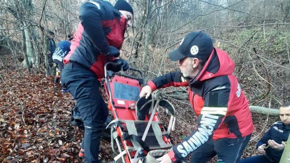 Misiune contracornometru în Maramureș. Salvamontiștii au intervenit pentru recuperarea unui bărbat, victimă a unui accident forestier