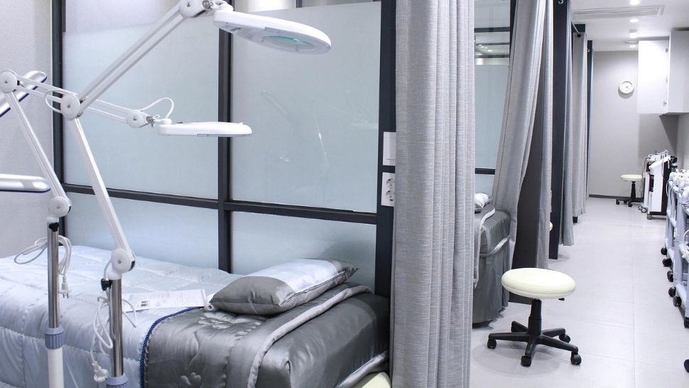 Un pacient a murit în curtea spitalului din Târgu Jiu, după 7 ore de transferuri între secții