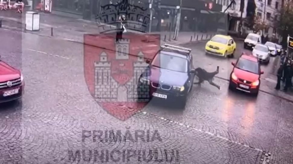 Momentul în care un ieșean pe trotinetă se izbește de o mașină, după ce a ignorat semnalul roșu la semafor. Video