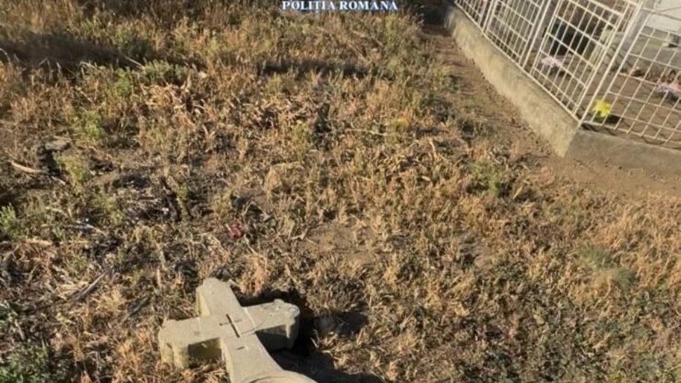 Morminte profanate, în Arad, în noaptea de Halloween: opt monumente funerare distruse, patru minori identificați