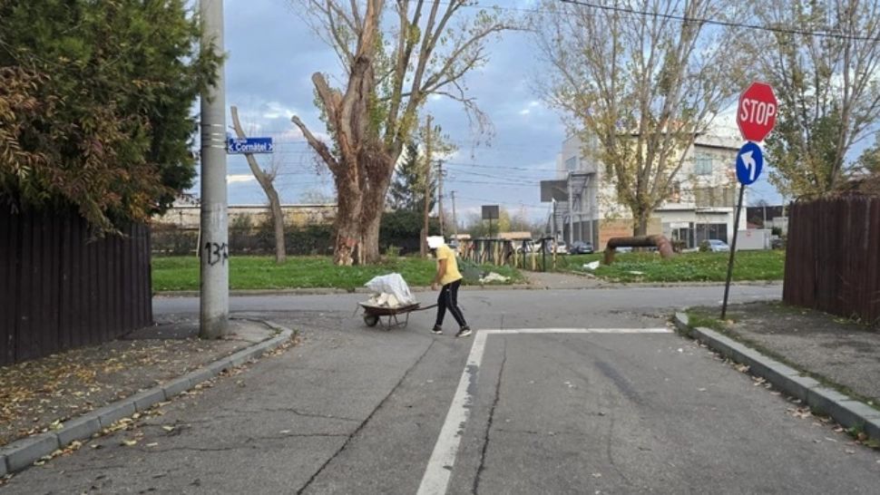 Ploieșteancă amendată cu 12.000 de lei după ce muncitorii i-au aruncat molozul într-un pârâu