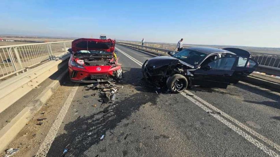 Ambulanţă privată implicată într-un accident grav lângă Timişoara. Trei victime în urma impactului