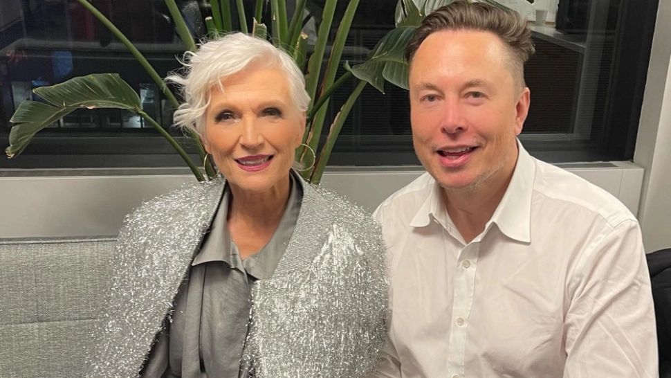 Mama lui Elon Musk, încântată de Târgul de Crăciun din Craiova. Reacția neașteptată a lui Maye după ce a văzut decorațiunile