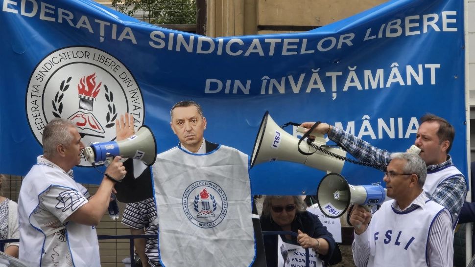 Protest masiv al dascălilor, în Capitală. Mii de profesori, la ușa lui Bolojan: "Am venit să-i „colindăm” pe guvernanți așa cum merită!"