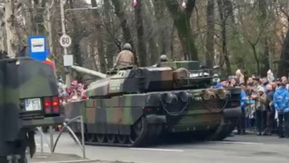 Un tanc a fost tras pe dreapta la paradă. Incident la spectacolul de 1 Decembrie de la Arcul de Triumf