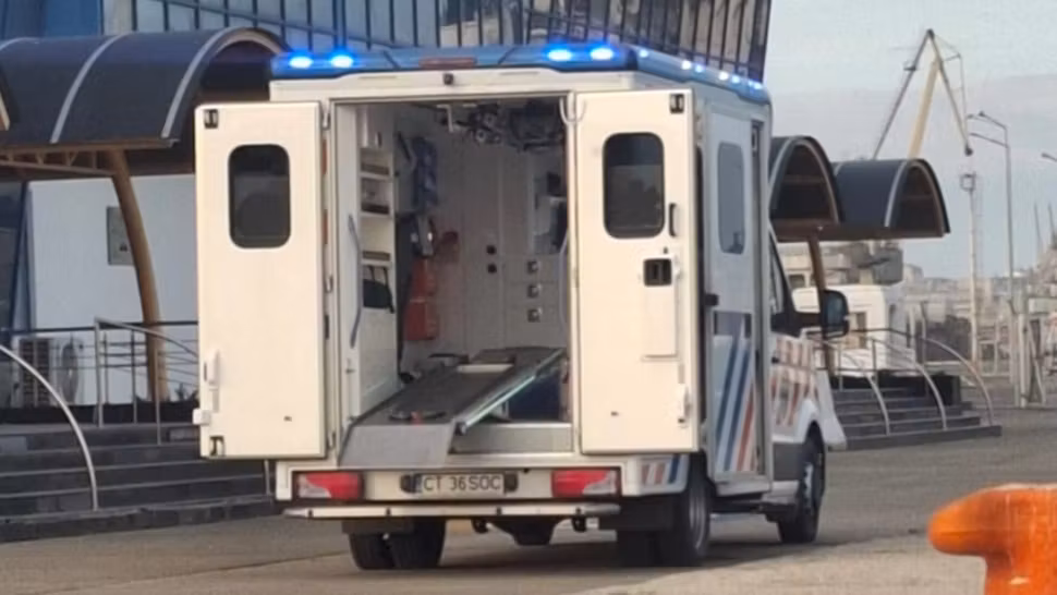 Misiune de salvare în larg: un echipaj ARSVOM intervine pentru un marinar cu probleme medicale