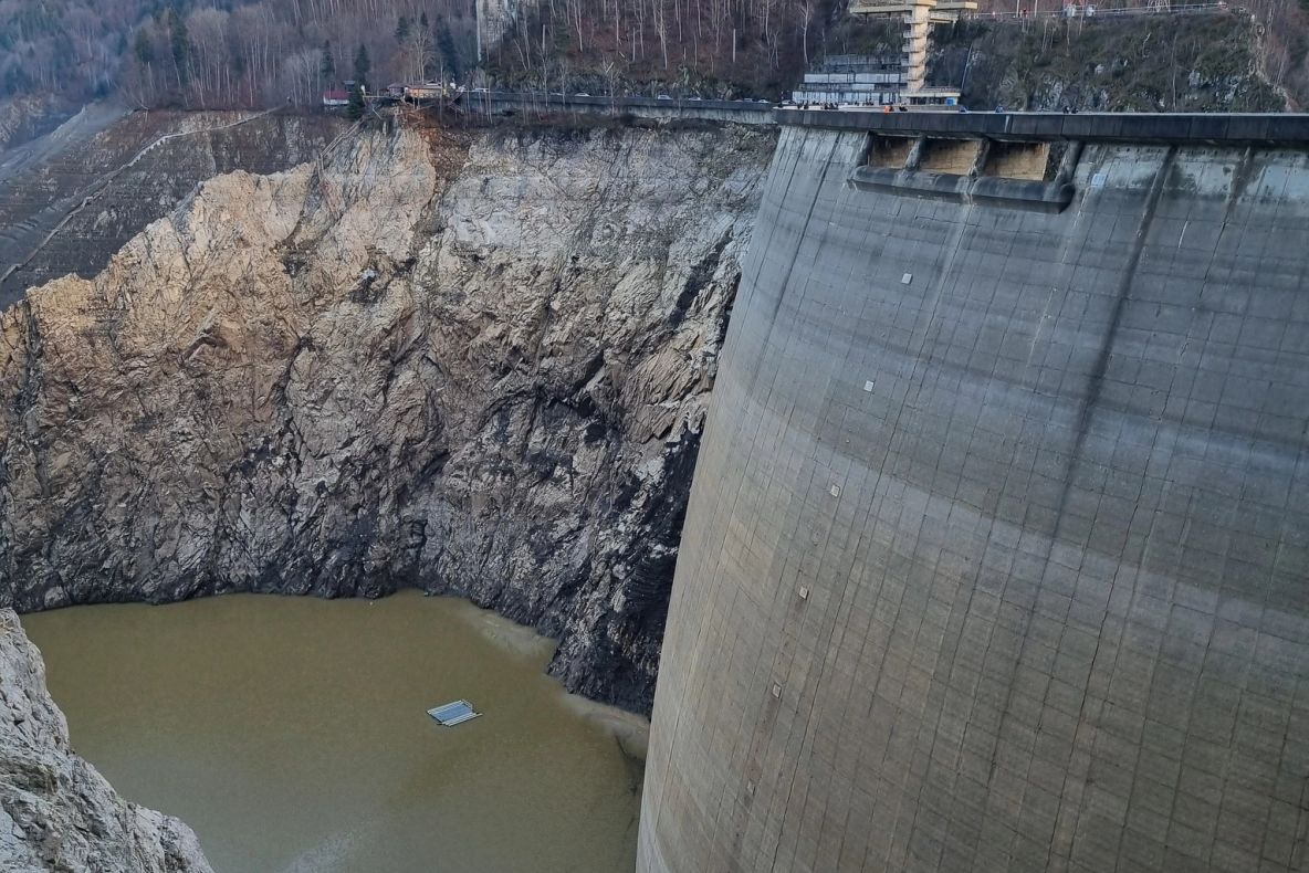 Noi imagini cu lacul Vidraru aproape gol. Nivelul apei a scăzut cu 100 de metri, peisajul este SPECTACULOS – FOTO