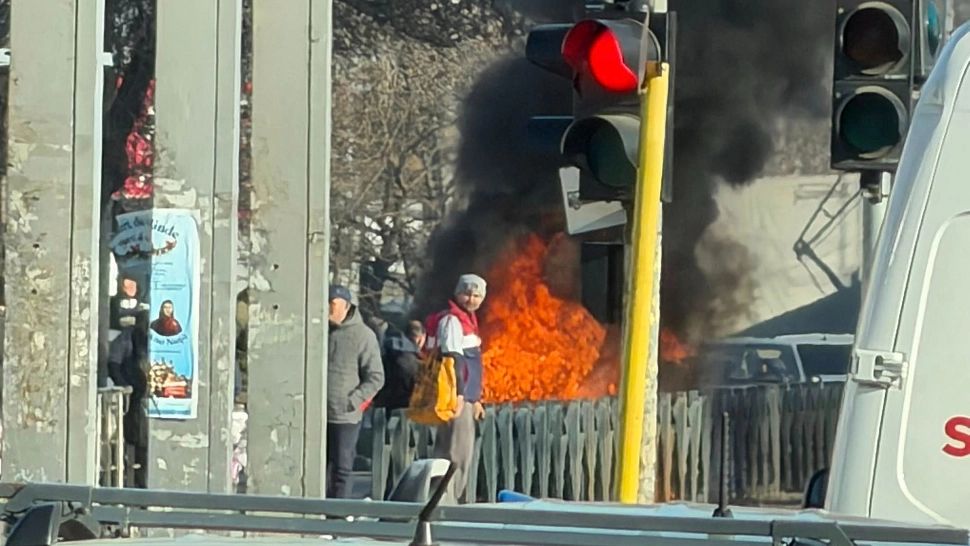 Mașină în flăcări pe una dintre cele mai aglomerate artere ale Capitalei: trafic blocat - FOTO